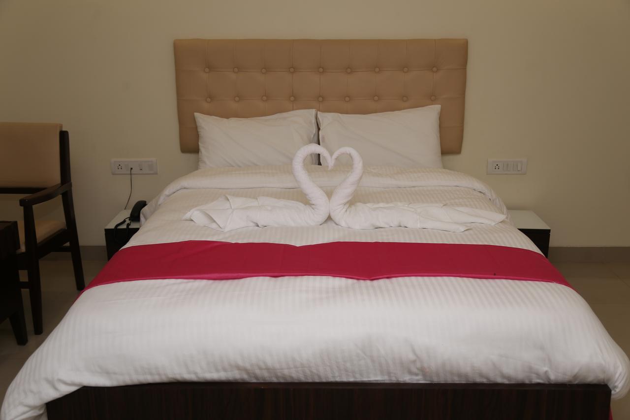 Hotel Saheb Panvel Bagian luar foto