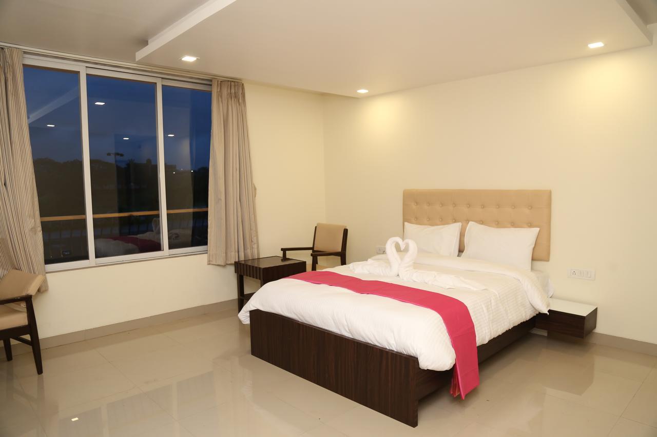 Hotel Saheb Panvel Bagian luar foto